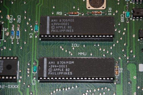 　CPUの上、キーボードROMの右側にあるのは、IOU（上）とMMU（下）だ。

　IOUは「Input/Output Unit」（入出力ユニット）の意味で、コンピュータの基本I/Oのすべてを制御する。

MMUは「Memory Management Unit」（メモリ管理ユニット）の意味で、CPUとオンボードメモリのコミュニケーション方法を制御する。