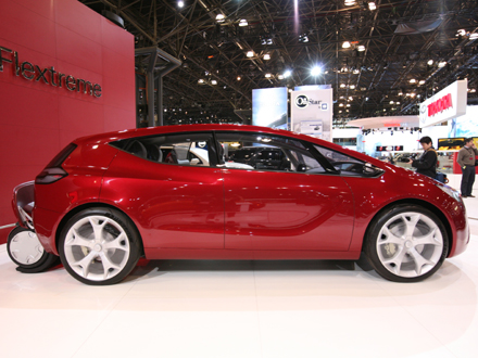 　今回はSaturnブランドで出展されているFlextremeは、2007年の「Frankfurt Auto Show」では「Opel Flextreme」として発表されていたものだ。これを見ると、ブランドエンジニアリングの波はコンセプトカーにも押し寄せているらしい。Flextremeのエンジンは、Chevroletのプラグインハイブリッド車「Volt」用として最初に発表されたシステムと同系統のものを用いている。