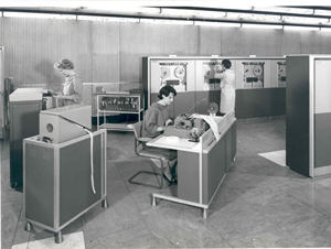 　この写真のKDF9コンピュータは、NPLの科学者らによって構築されたもう1つのシステムである（1964年撮影）。

　Donald Davies教授は、パケット交換の先駆的な研究の後、1980年代にはネットワークセキュリティの研究に取り組んだ。