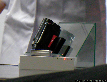 　村田製作所は、充電器の上に置くだけで携帯電話やデジタルビデオカメラが充電できるシステムを披露していた。