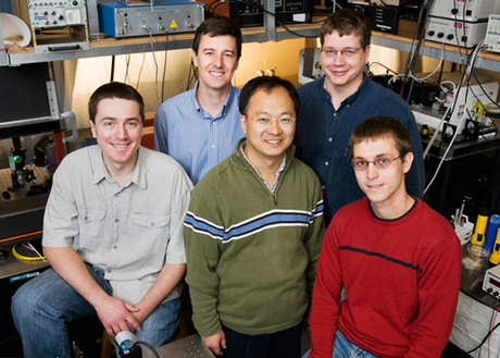 　John Rogers教授（左後ろ）が率いるイリノイ大学のチーム。メンバーは博士研究員のJoe Geddes氏、Mark Stoykovich氏、Heung Cho Ko氏、Viktor Malyarchuk氏。