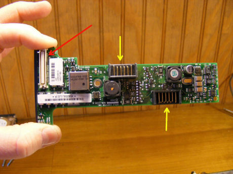 　バッテリおよびドライブベイ用コネクタ（黄色矢印）とメインボード用コネクタ（赤色矢印）。