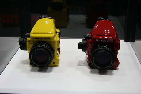 マミヤブースでは、オンラインショップ限定販売の「645ProTL200台限定カラーバージョン」などを展示。ふだんなかなか目にできないカメラを楽しめる機会だ