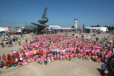 　ピンクの「WomenVenture」Tシャツを着た約1000人の女性パイロットが、より多くの女性が飛行に関心を持ってくれるよう、カメラに向かってポーズをとっている。EAA AirVentureで女性パイロットの集まりが初めて開催された1967年には、約30人の女性が参加した。