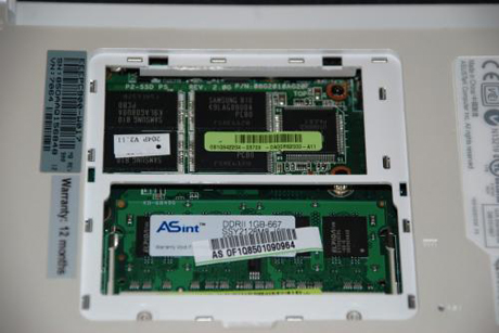　RAM、ソリッドステートドライブは、見たところ標準的なコネクタで接続されている。