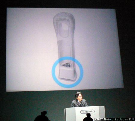 　Wiiモーションプラスのイメージ。Wiiリモコンの底辺に取り付ける形になる。