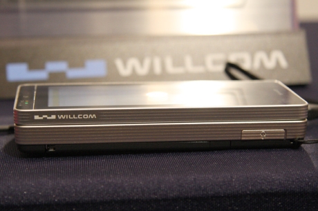 　WILLCOM 03の右サイド。ウィルコムのロゴが刻印されているほか、イヤホンマイク端子（平型）を装備。右サイドは、スライド式のディスプレイを引き出した時には上側になる。