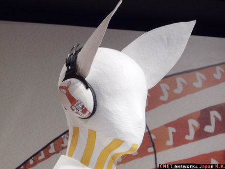 　引き続き宮原葉月さんのコーナー。コラボ製品であるヘッドホンは、鹿とペンギンのイラストが描かれている。