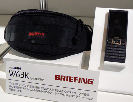 　「W63K」とコラボしたBREIFINGのウエストバッグ。サイズは幅320mm×高さ100mm×奥行き60mm。価格は1万1550円だ。