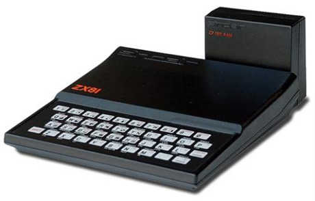 　Sinclair ZX81：1980年、イギリスのSinclairが「ZX80」コンピュータを199.95ドルで発売した。

　この1年後、同社は新たに改良を加えた「ZX81」を発表した。ZX80と比べて、ZX81は大幅に値段が下がり、わずか99.95ドルで発売され、100ドルを切った初のコンピュータとなった。ZX81はZX80と同じマイクロプロセッサを搭載し、同じ速度で動作するが、より優れたBASICプログラミング言語を内蔵しており、チップ数が少なくシンプルな設計であるため、より低コストで生産できる。