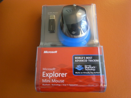 従来のオプティカルマウスやレーザーマウスよりも精度の高いマウスのトラッキング技術として「BlueTrack Technology」とその対応製品などを発表したマイクロソフト。このBlueTrack Technologyを搭載した「Explorer Mini」（79.95ドル／日本での詳細は未定）が米国では11月より発売される。

発売に先駆け、Explorer Miniを入手できた。「Go anywhere」をコンセプトとしたこの製品の使い勝手はどうなのか。実際に記者の環境にて試したことをお伝えする。

写真は、米国向けのパッケージ。BlueTrack Technologyのロゴがついている。