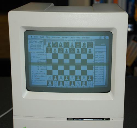 　あまりきれいに撮れていないが、実際にはディスプレイは鮮明だ。白黒だが、「Chessmaster」、「Zork」といったゲームでは問題ない。