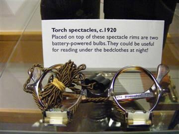 　1920年ごろの、2つの電球を内蔵した眼鏡。