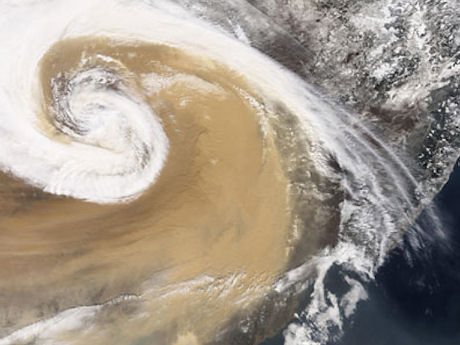 　中国で発生した巨大な砂嵐。人工衛星Terraが2001年4月7日に撮影。