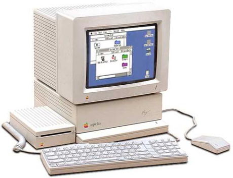 　Appleの「IIGS」（GSはGraphics Soundの略）コンピュータは、Appleの創立10周年に発売され、初回生産分の1万台にはフロントに「Woz」の署名が入っている。Wozとは、Appleの最初期のコンピュータである「Apple I」と「Apple II」を1人で設計したSteve Wozniak氏のことである。

　IIGSは初期のApple IIコンピュータラインの後継機であり、Apple IIのハードウェアやソフトウェアとの後方互換性を維持するように設計されている。IIGSのCPUにはMOS 6502をエミュレーションする機能も内蔵されている。MOS 6502はApple IIラインのコンピュータで使用されているCPUである。