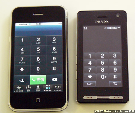 　続いて、基本機能のユーザーインターフェースを見ていこう。まずは、電話の発信ダイヤル画面。iPhoneは「電話」アイコンをクリックし、画面下部に表示された「キーパッド」というメニューからダイヤル発信が可能。ほぼ全画面をつかって数字ボタンを表示し、発信ボタンのみ緑色にすることで目立たせている。

　PRADA Phoneの場合は待ち受け画面下部にある電話アイコンをクリックするとダイヤル画面になる。端末の発信ボタンを押せば発信可能だ。