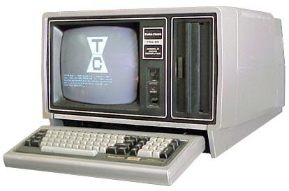 Radio Shack TRS-80 Model II

　Radio Shack（テキサス州フォートワース）が設計、製造した「TRS-80 Model II」マイクロコンピュータシステムは、Model Iを置き換えたり、陳腐化したりすることを意図したものではなかった。むしろModel Iが対象としていなかった市場を狙ったものだった。Model IIはあらゆる面で容量と速度を増強し、中小企業のアプリケーション市場を直接的にターゲットにした製品だった。