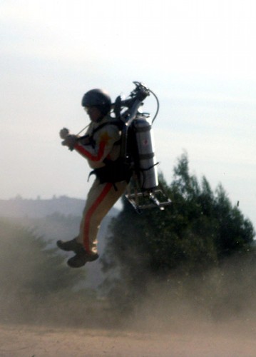 　Suitor氏は2007年10月24日にカリフォルニア州ハーフムーンベイで初めて命綱なしの飛行に成功した。