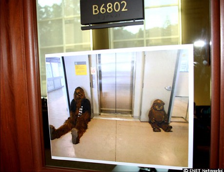 　オフィスの一角には、チューバッカとイウォークがエレベーターの脇で休憩しているところを写した一枚をはり付けてあったりする。