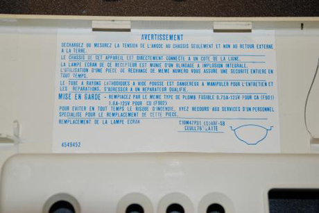 　ケースの背面カバーの内側。感電にご注意くださいという趣旨の警告がフランス語で書かれている。