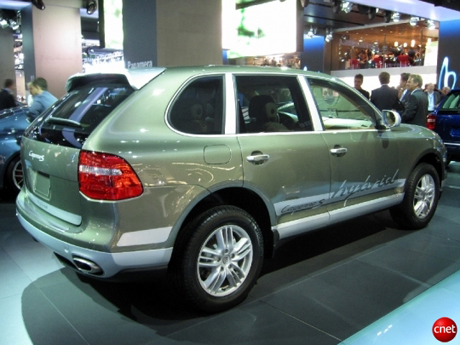 Porsche Cayenne S Hybrid

　「Cayenne S Hybrid」は2010年に発売予定で、38kW電気モーター1基の助けを借りるスーパーチャージャー3リットルV型6気筒エンジンを搭載し、合計出力は374馬力になる。Porscheのハイブリッドテクノロジはかなり標準的なもので、ニッケル水素バッテリパックを使用している。しかし、動力を伝えるのは8速オートマチックトランスミッションだ。