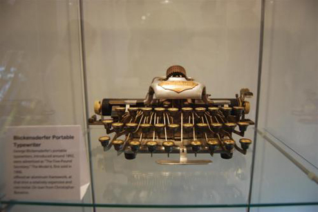 Blickensderferポータブルタイプライター
 
　1892年頃、「5ポンドの秘書」という宣伝文句で登場したGeorge Blickensderferのポータブルタイプライター。1906年に発売開始された「Model 6」は、当時高価で希少だったアルミニウムのフレームを採用していた。