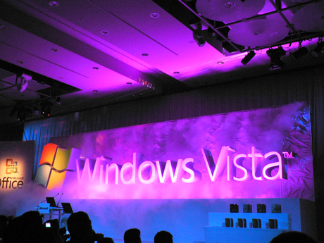 今月30日に一般発売を開始する「Microsoft Windows Vista」および「2007 Microsoft Office system」。マイクロソフトは説明会を開催し、会場では各社のVista搭載PCがお披露目されたほか、18社におよぶメーカーからの新製品発表が相次いだ。写真は、発表会場のステージ飾られた、WindowsVistaのロゴ。