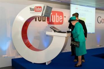 　英国のElizabeth女王は現地時間10月16日、YouTubeに初めてビデオクリップをアップロードし、Web 2.0世代への仲間入りを果たした。

　女王がついにインターネットの世界に進出した。Elizabeth女王と夫のエディンバラ公Philip殿下は、バッキンガム宮殿と同じ通り沿いにあるロンドンのGoogleオフィスを訪れ、社内を案内された。

　4年前にはコンピュータさえ所有していなかったというElizabeth女王は、1969年に行われた英国オリンピック選手の歓迎レセプションの模様を収めたYouTubeビデオをThe Royal Channelに投稿した。

　Elizabeth女王の慌ただしい社内説明は、続いて「daveyboyz」というハンドル名のDavid Bass氏をはじめ、Peter Oakley氏やLauren Luke氏といった英国版YouTubeのスーパースターたちとの向かい合っての面会へと移った。

　The Royal Channelは2007年12月に開設された。同チャンネルは、最初の1週間で100万回のチャンネルビューを記録し、最も急成長を遂げているチャンネルの1つとなっている。