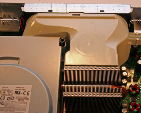 　冷却用エアダクト（灰色のプラスチック部分）とCPUのヒートシンク。