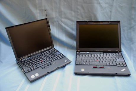 　ThinkPad X61s（左側）は、標準アスペクト比のディスプレイを搭載しているため、正方形に近い。（ふたの右側にある外部WWANアンテナのことはひとまず置いておこう。）ThinkPad X200では、画面が12.1インチワイドアスペクト比になり、複数のタスクの実行やウェブの閲覧がしやすくなっている。