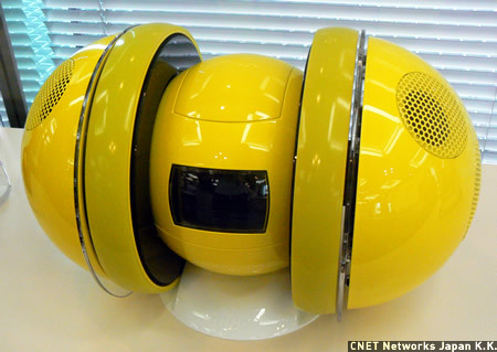 　こちらは二足歩行ではなく、車輪で動き回るロボット。ゼットエムピーの音楽再生ロボット「miuro」だ。音楽に合わせて踊るほか、遠隔操作も可能。価格は10万8800円。