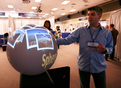 　Microsoftの研究者Hrvoje Benko氏は7月、ワシントン州レドモンドにあるMicrosoft本社で開催されたMicrosoft Research Faculty Summitで、マルチタッチコンピュータ「Sphere」のデモを行った。