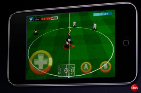 　Schiller氏はまた、「Real Soccer 2009」も披露した。同ゲームは本日より提供開始される。タッチスクリーン上に表示されるコントローラで操作する。
