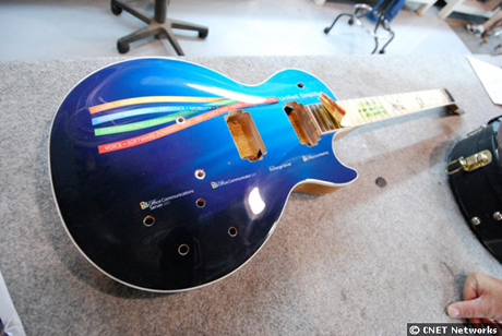 　制作ラインの終わりの方で台の上に無造作に置かれているこのギターは数少ないカスタムギターの1つで、Microsoftのトップクラスの従業員のためにGibsonが制作したもの。