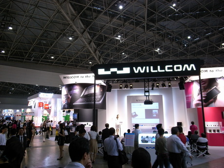 　ワイヤレスやモバイルに関する最新技術とサービスに関する国内最大級の展示会「ワイヤレスジャパン2008」が7月22日に開幕した。東京ビッグサイトにて7月24日まで開催される。
　ワイヤレスジャパン2008の様子をフォトレポートでお伝えする。

　まずはウィルコムブース。iPhoneと同日に発売されたモバイル端末「D4」などが注目を集めていた。コンセプトモデルなども多数展示されている。