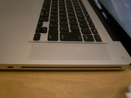 新しいMacBook Proの右側面。従来は前面にあった光学ドライブがこの位置に移動した。