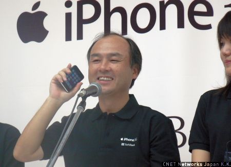 　セレモニーには代表取締役社長の孫正義氏が登場。「これからパソコンを使ってインターネットをするより、iPhoneを使ってインターネットを使うほうが便利だという時代が来る」と新たな時代の幕開けを宣言した。