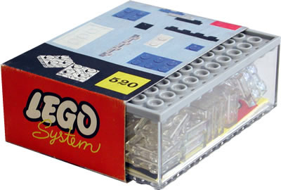 　LEGO Systemセット番号520のサイズ8×11インチのプラスチック製ボックス。misbi.comのSteve Scott氏によると、このセットは、透明のプラスチック容器とそれを包む薄いボール紙製のスリーブで構成されているという。また、プラスチック容器の底はスタッドプレート（複数の突起があるLEGOブロックの板）になっている。