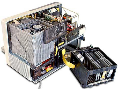 　システムの裏からカードケージを取り外した状態。コンピュータのロジックには、写真の通り、8つのカードが装着されている。