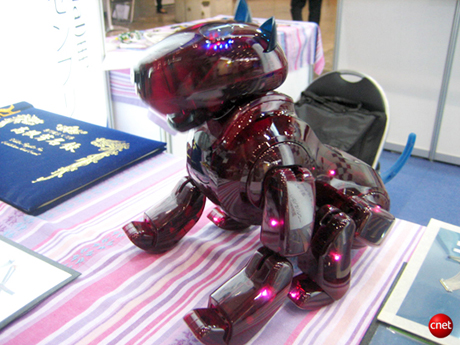　犬型ロボット玩具「Genibo」バージョン1.3。韓国の3C TAE YANG製。Geniboは教育用ロボットとして韓国の一部学校で利用されてきた。センサを搭載し、触れると反応する。