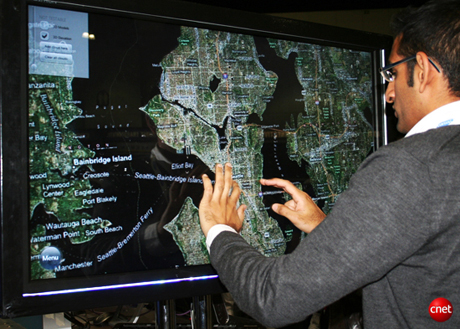 　Microsoftは、大型ディスプレイにワシントン州ピュージェットサウンド地域の「Virtual Earth」マップを表示して、マルチタッチを披露した。