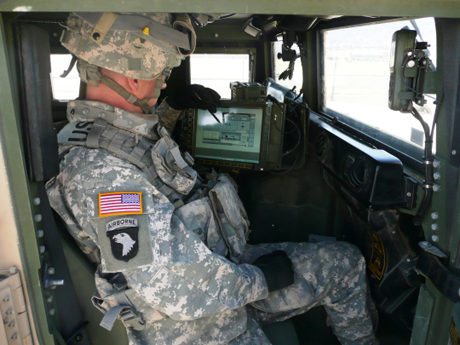 　Spin Out 1活動で取り組んでいるのは、SUGV、超小型飛行機、戦場および都市で使われる無人センサ、非直接照準式ロケット発射システム（NLOS-LS）、「Bキット」無線技術を含む、FCSプログラム全体のほんの一部だ。

　Bキットは、無線、コンピュータシステム、兵士用インターフェースの3つの部品で構成されている（無線の名称は、Joint Tactical Radio System Ground Mobile Radio：JTRS GMR）。キットは、実際のFCS有人、無人車両の登場に先駆けて、既存の高機動多目的装輪車（Humvee：写真）、Bradley戦闘車、M-1 Abrams戦車に搭載される。

　歩兵旅団戦闘団にSpin Out 1兵器がより幅広く配備されるのは2011年になる見通しだ。2008年夏の試験は、陸軍評価機動部隊の約1000人の兵士によって実施された。