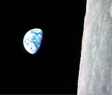 　Apollo 8号が撮影した、月に昇る地球。ただし、実際には、月は同じ側面を常に地球に向けているので、地球は月に昇らない。カプセルが軌道上を回っていたことから、この現象が起こった。