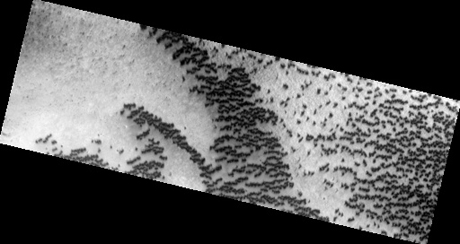 　このHiRISEの完全な画像は、前の謎の地形をより大きな範囲でとらえたものだが、だからと言ってわれわれ素人にはあまり役立たない。