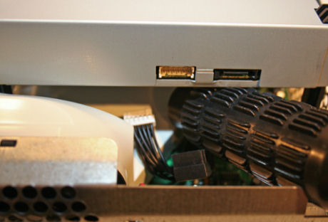 　DVDドライブ背面、そして、電源ケーブル（黒）とデータケーブル（白）。