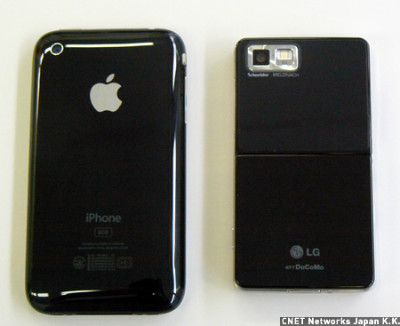 　iPhone（左）とPRADA Phone（右）の背面。PRADA Phoneに比べるとiPhoneのほうが2まわりほど大きいことがわかる。