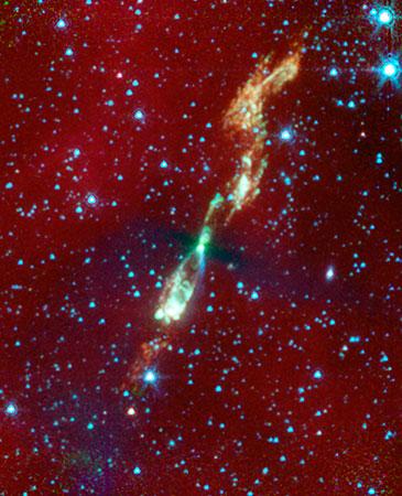 　これは、形成途上の星と、その星が発する燃え盛る噴流をNASAのSpitzer宇宙望遠鏡で撮影した珍しい赤外線画像だ。この画像から、われわれの住む太陽系の数十億年前の姿がうかがい知れる。可視光では、この星とその周囲の領域は暗闇に完全に隠れる。星は、ガスや塵の雲（エンベロープ）が回転しながら形成される。エンベロープが平らになって崩れると、ガスの噴流が外側に流れ、惑星を形成する物質が回転して円盤状となり、形成途上の星の周りで形を成す。そして最終的にエンベロープと噴流は消滅し、後には一連の惑星を伴った新しい星が残る。このプロセスには数百万年の歳月がかかる。