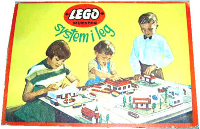 　LEGOは現地時間1月28日、同社を象徴するプラスチックブロックに関する最初に特許を申請して50周年を迎えた。誕生したときからLEGOセットにはそれぞれテーマがあり、最初のテーマは「宇宙」だった。その後間もなく、「城」それに「海賊」が加わることになる。LEGOの「System of Play（遊びのシステム）」の最初の大きな要素となったのは、「LEGO Town Plan」だ。50周年を記念して、LEGOは2008年、新しい記念版Town Planを発表する。最新版ではあるが、ガソリンスタンド、洗車場、駐車場、映画館、そして市庁舎など、50年代の要素をちりばめたという。1995年に発売された最初のTown Planの箱には、LEGO設立者であるOle Kirk Christiansen氏の孫のKjeld Kirk Kristiansen氏（当時少年だった）がモデルとして描かれている。2008年版でも再びKristiansen氏が登場するが、今回は大人の姿である。LEGOが最初に補充セットを発売したのは、いまでは有名になったプラスティック製ブロックに関して最初に特許を申請する2年前である1956年のことだ。この年は、LEGOが初めてドイツに製品を輸出した年でもある。