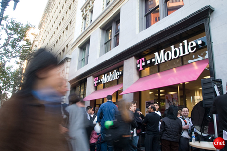 　サンフランシスコのT-Mobileショップ前で順番待ちをするG1購入希望者。