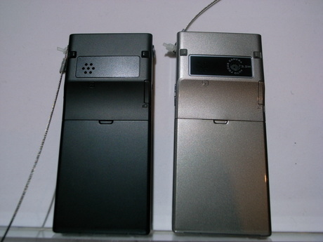 　左がカメラなしのP-05A、右がカメラありのP-04A。